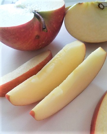 リンゴも同様に1cm幅の薄切りにする